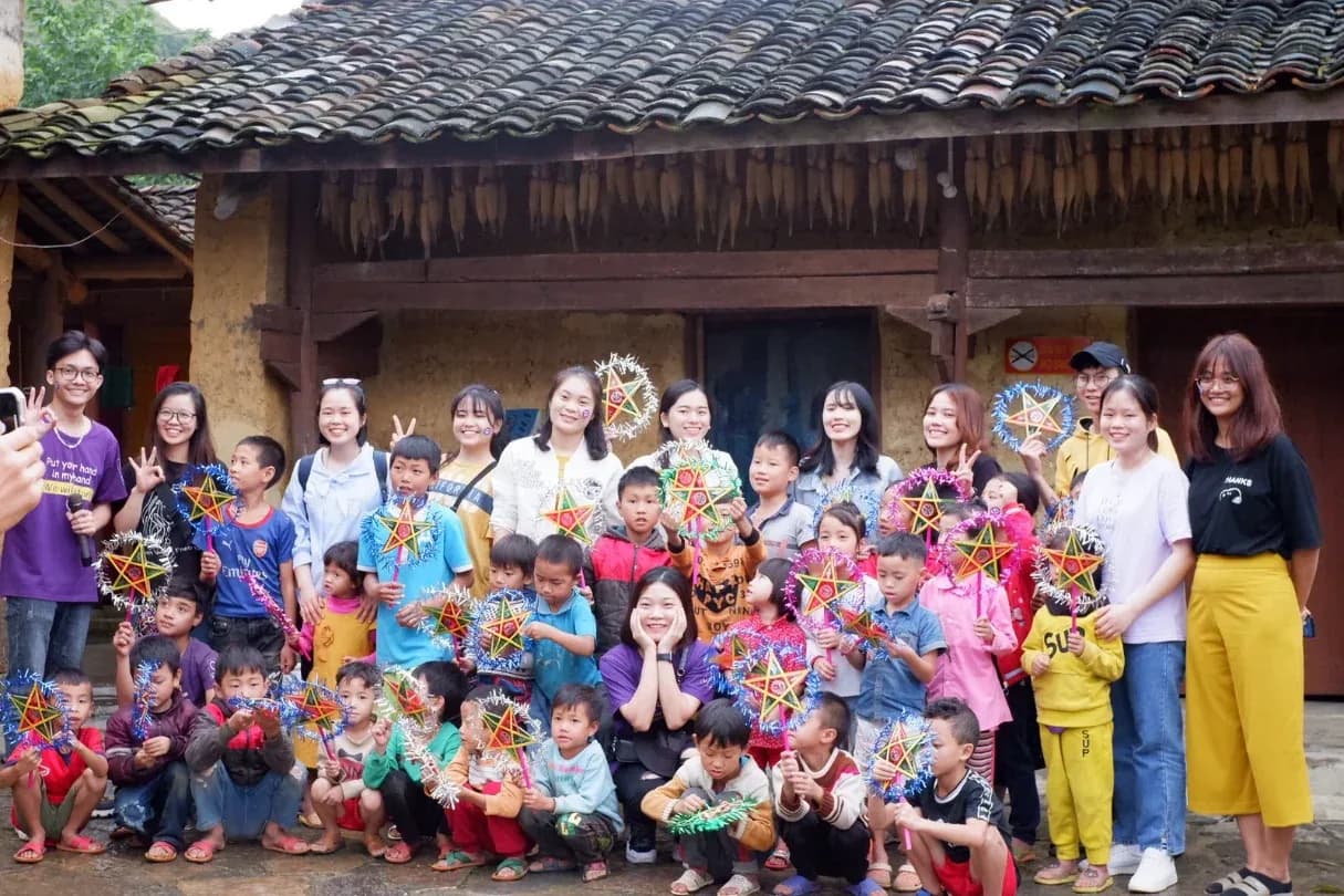 Thèn Pả-Trung thu cho em, mang trăng lên bản