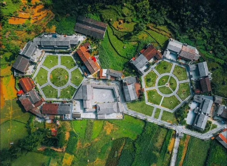 Di chuyển đến làng văn hóa Pả Vi 