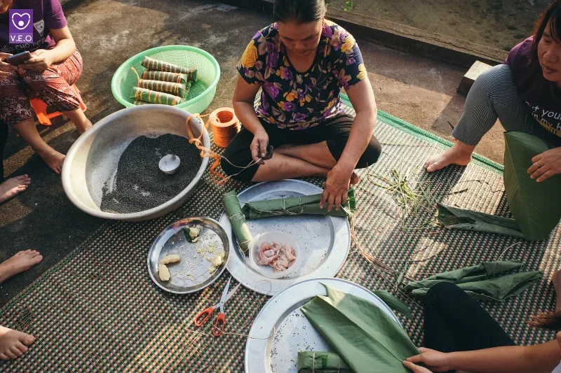 Trải nghiệm làm bánh chưng đen 