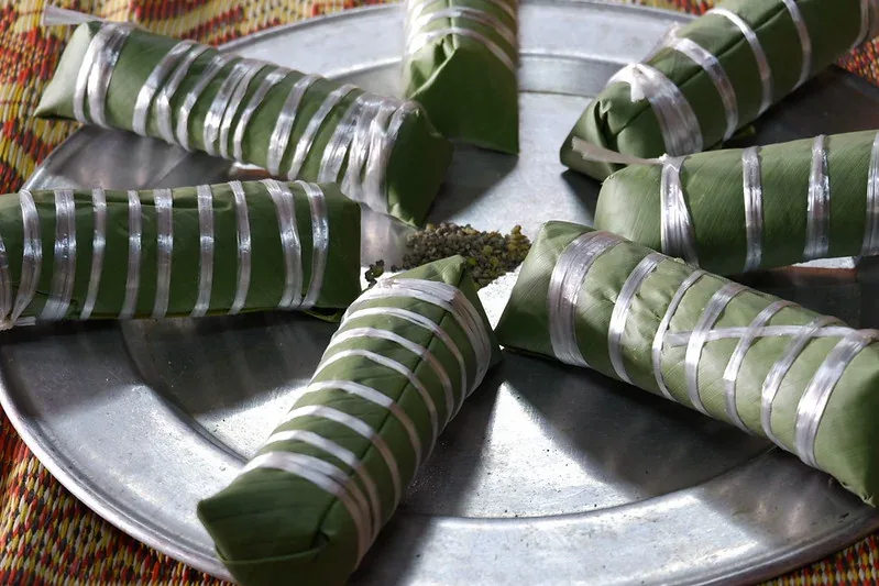 Trải nghiệm làm bánh chưng đen 