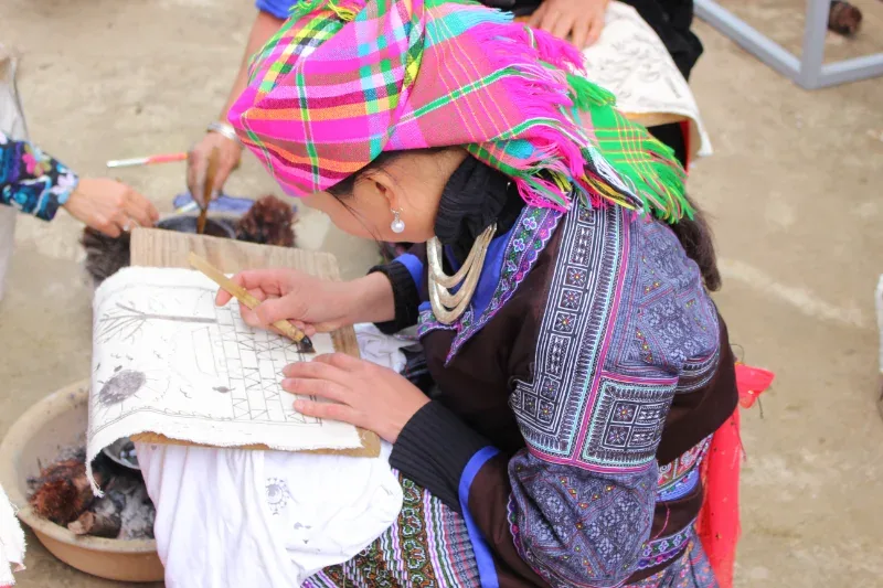 Trải nghiệm: Vẽ sáp ong nhuộm chàm 