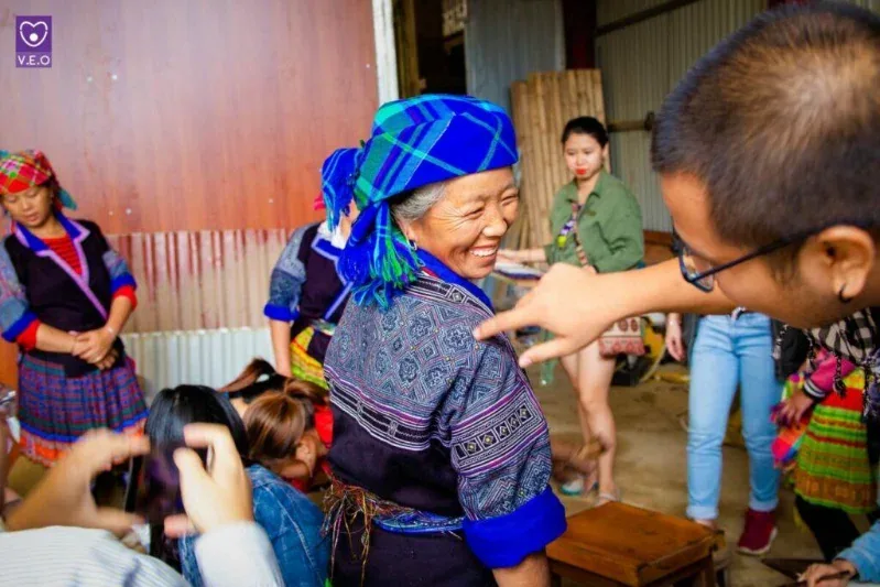 Trải nghiệm vẽ sáp ong nhuộm chàm 