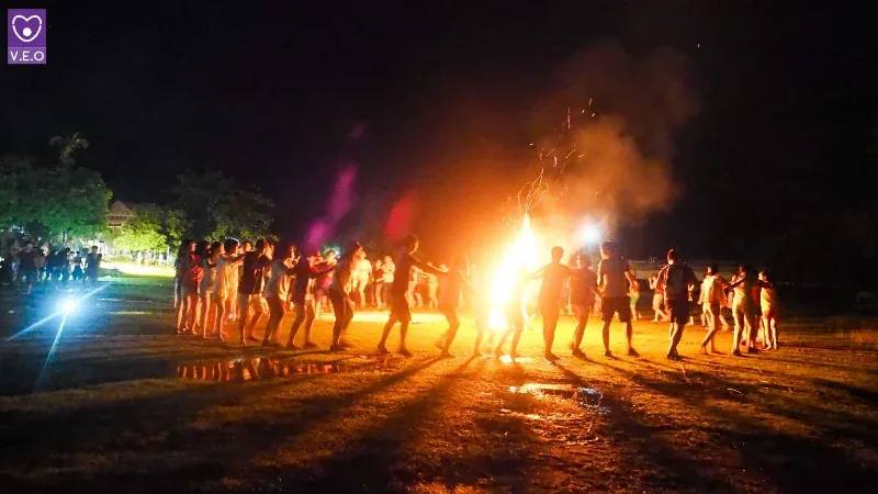Tham gia chương trình Gala Night giao lưu văn nghệ với người dân địa phương, học múa điệu Xòe Thái và đốt lửa trại
