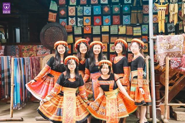 Đi xe điện tham quan 08 bản