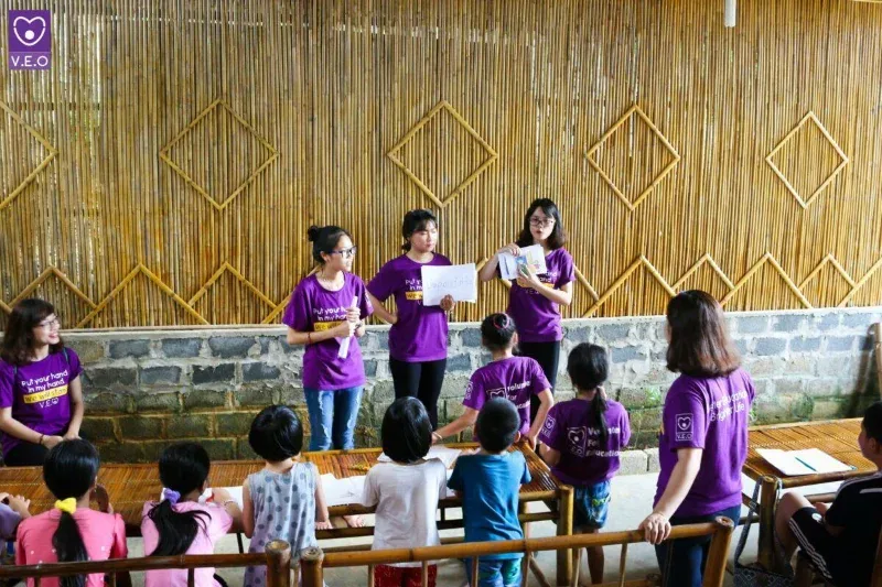 Tổ chức lớp học tiếng Anh cho trẻ em tại bản với chủ đề “Thiên nhiên”