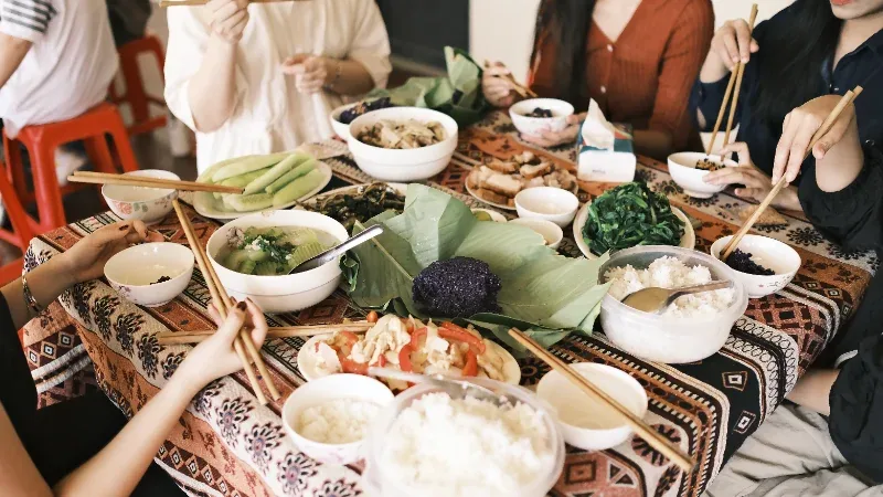 Đến homestay và ăn trưa 