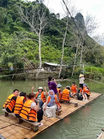 Ăn trưa và trải nghiệm ngồi bè suối Bản Án 