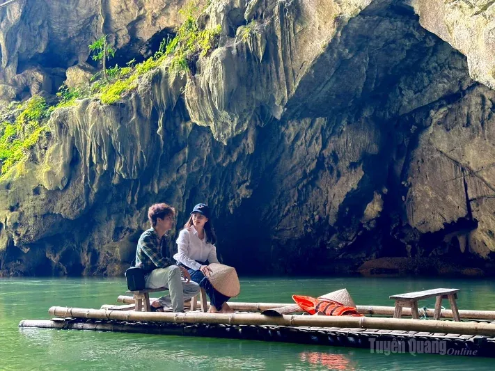 Ăn trưa và trải nghiệm ngồi bè suối Bản Án 