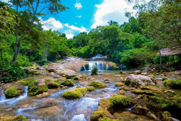 Dọc theo triền thác là những tảng đá lớn nhỏ chất chồng lên nhau, muôn hình đủ dáng, phủ lớp rêu xanh.