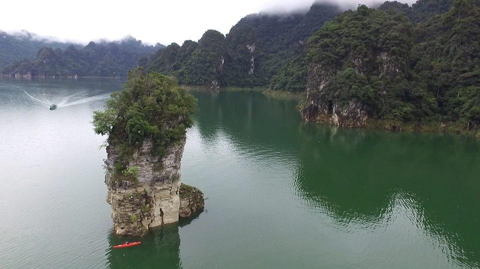 Nằm ở phía Bắc tỉnh Tuyên Quang, huyện Na Hang là một bức tranh thiên nhiên tuyệt đẹp với những dãy núi đá vôi trùng điệp