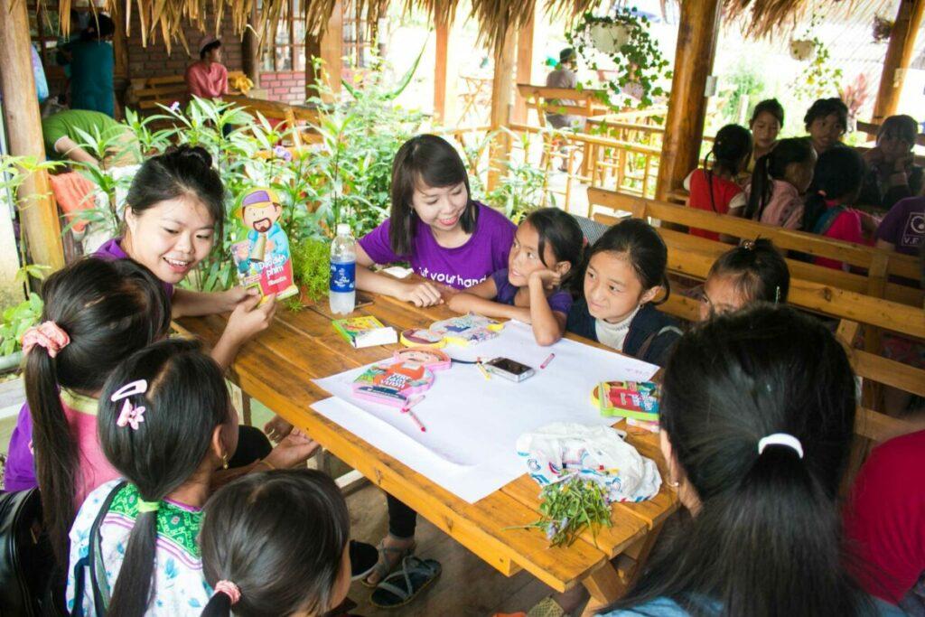 Hãy nhấn mạnh những dự án, hoạt động ngoại khóa, giải thưởng mà bạn tự hào và liên quan đến chương trình học bạn ứng tuyển