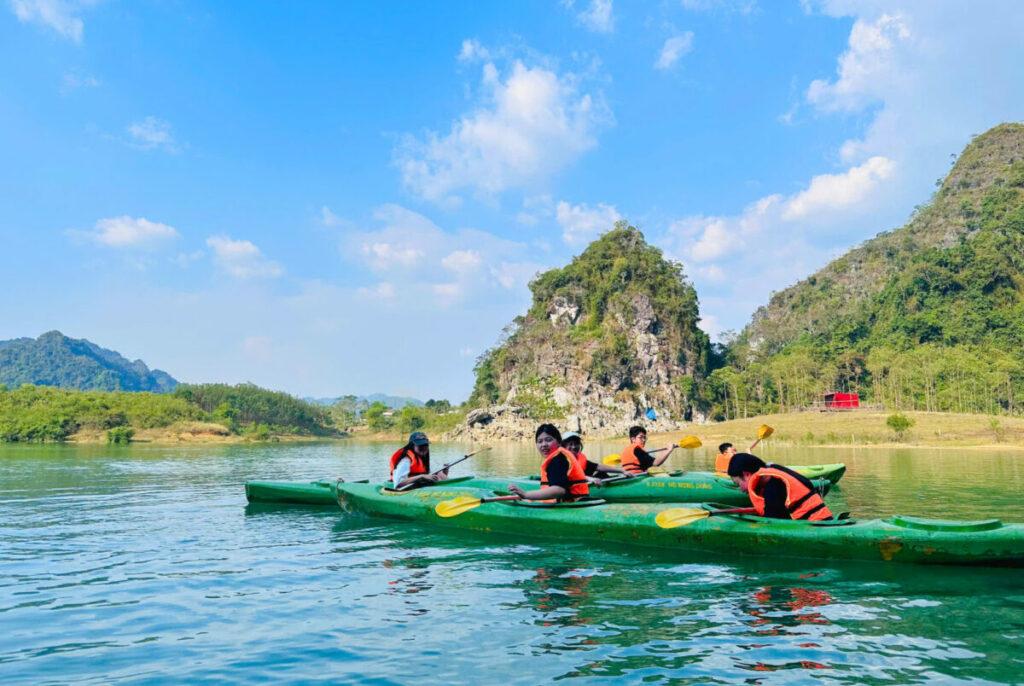 Hoạt động chèo kayak tại hồ Nong Dùng, xã Hữu Liên, huyện Hữu Lũng, tỉnh Lạng Sơn