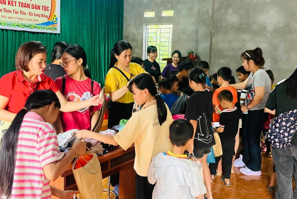 Phiên chợ 0 đồng và các phần quà được trao tặng tới các em học sinh