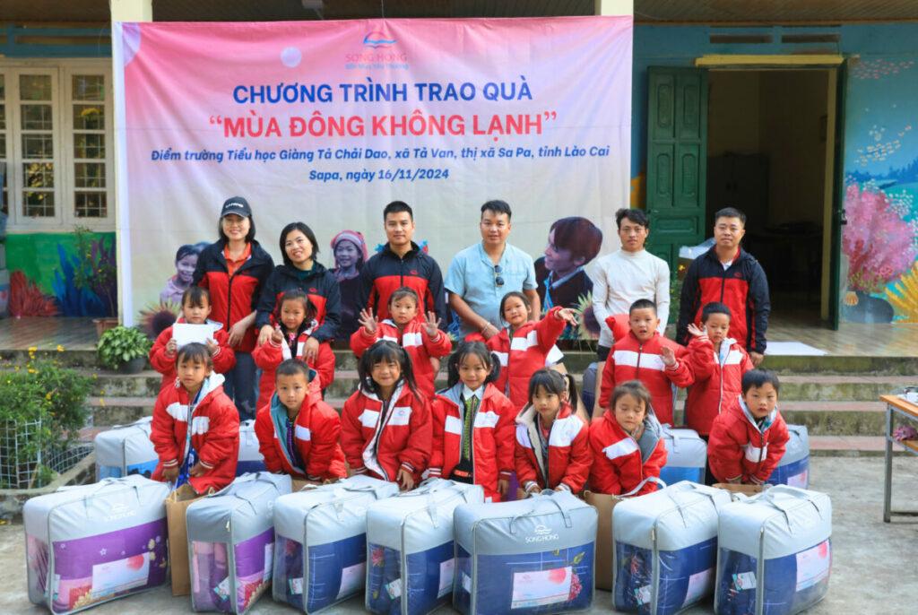 Hoạt động trao quà tại điểm trường Tiểu học Giàng Tả Chải Dao