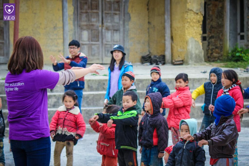 Hoạt động ngoại khóa là tất cả các hoạt động nằm ngoài chương trình học chính thức tại trường