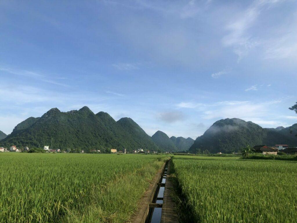 Bắc Sơn sở hữu địa hình đặc trưng với những dãy núi đá vôi hùng vĩ đan xen cùng những cánh đồng lúa chín