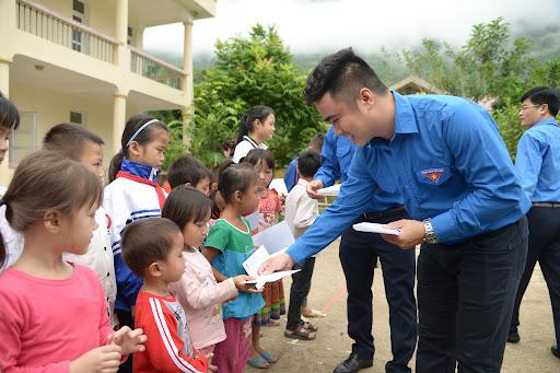Những hoạt động tình nguyện giúp người tham gia nâng cao nhận thức, kỹ năng và trách nhiệm xã hội.