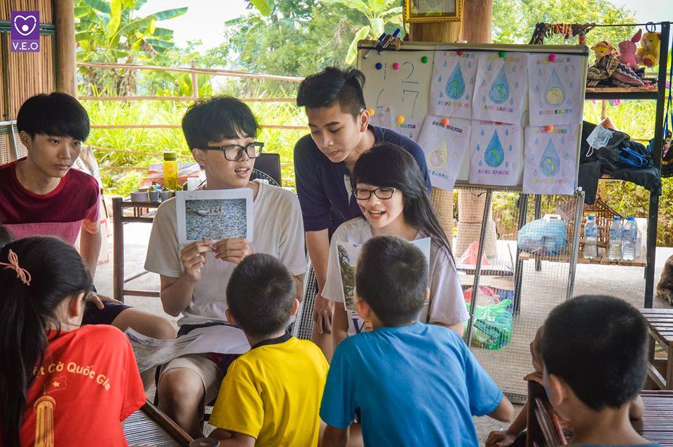 Hãy xem xét kỹ lưỡng nội dung chương trình, đảm bảo rằng nó phù hợp với độ tuổi và sở thích của con
