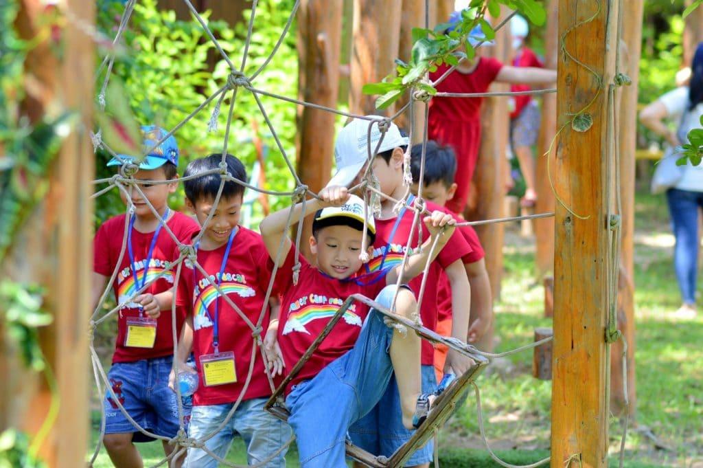 Trại hè trải nghiệm tập trung vào các hoạt động thực tế, giúp trẻ khám phá môi trường thiên nhiên, làng nghề truyền thống và kỹ năng sống