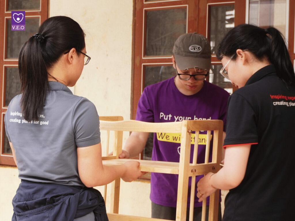 Tình nguyện viên trực tiếp tham gia hỗ trợ cải tạo cơ sở vật chất cho địa phương