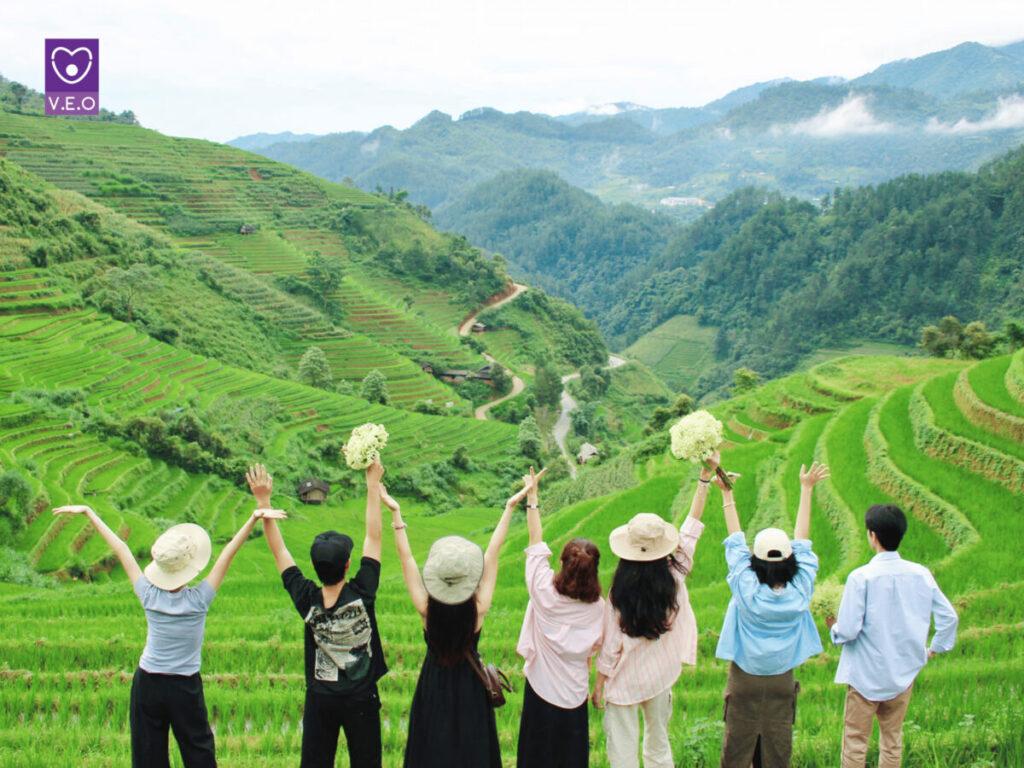 Từ tháng 7 đến tháng 8 là lúc những thửa ruộng bậc thang mang màu xanh non mơn mởn