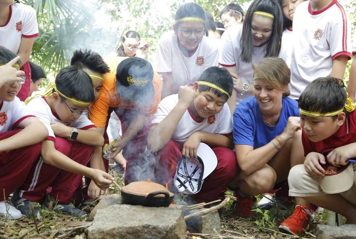 Trại hè quốc tế sử dụng tiếng Anh làm ngôn ngữ chính, kết hợp các hoạt động giao lưu văn hóa, thảo luận, học kỹ năng mềm và vui chơi ngoài trời.