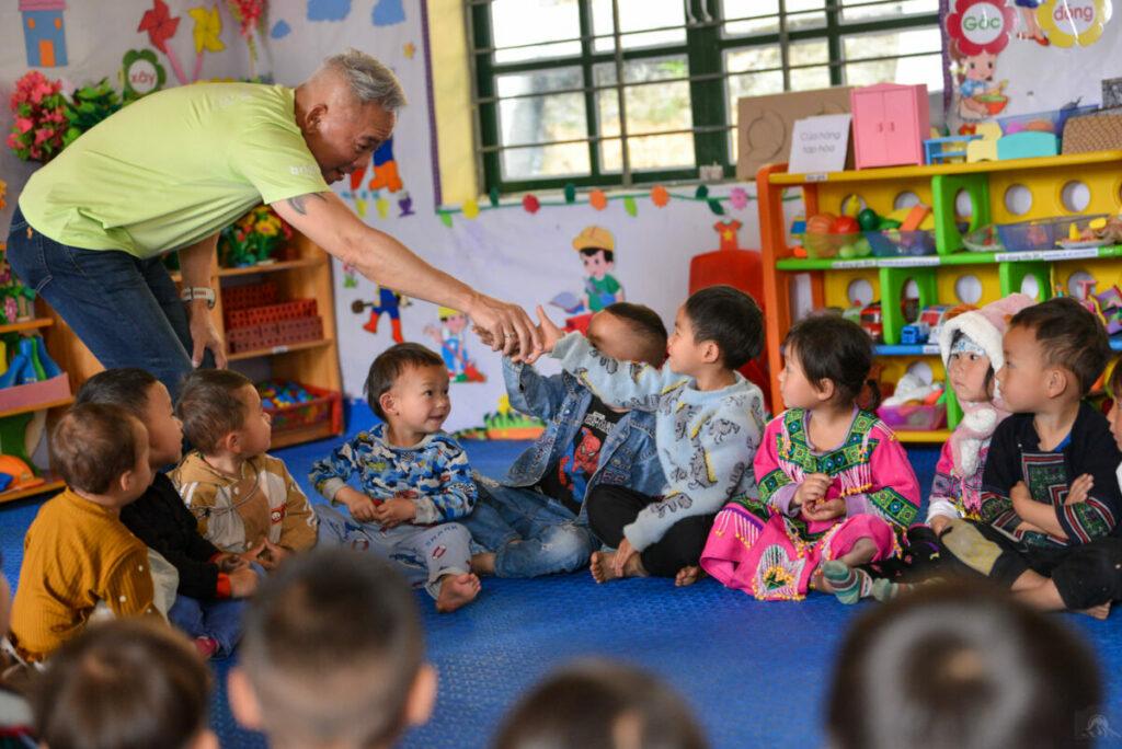 Đoàn AWS có giờ giao lưu với các em nhỏ tại điểm trường Giàng Tả Chải Dao