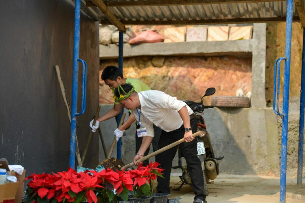 Đoàn doanh nghiệp hỗ trợ trồng cây cải tạo cảnh quan trường học