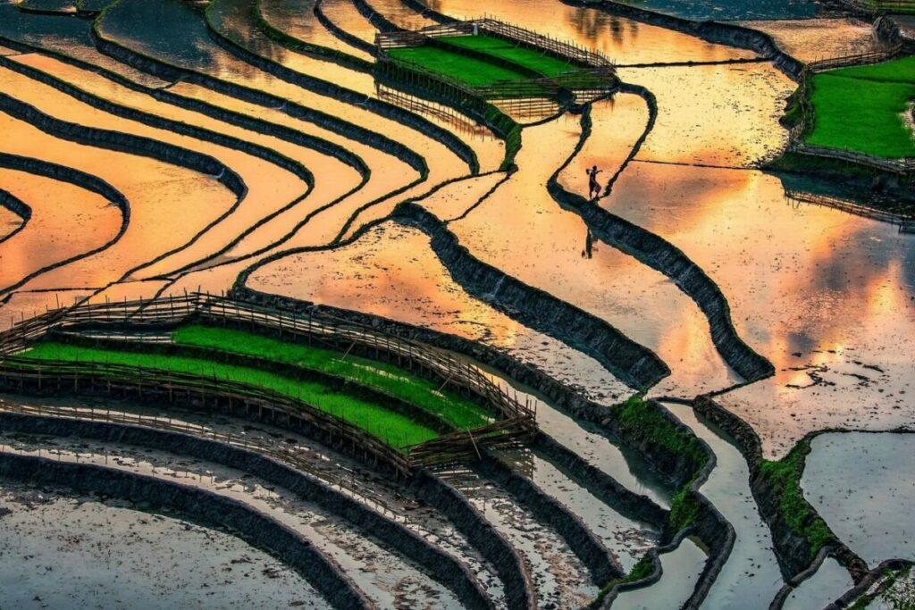 Đây là thời điểm bà con dân tộc bắt đầu đổ nước vào các thửa ruộng bậc thang để chuẩn bị cho mùa vụ m