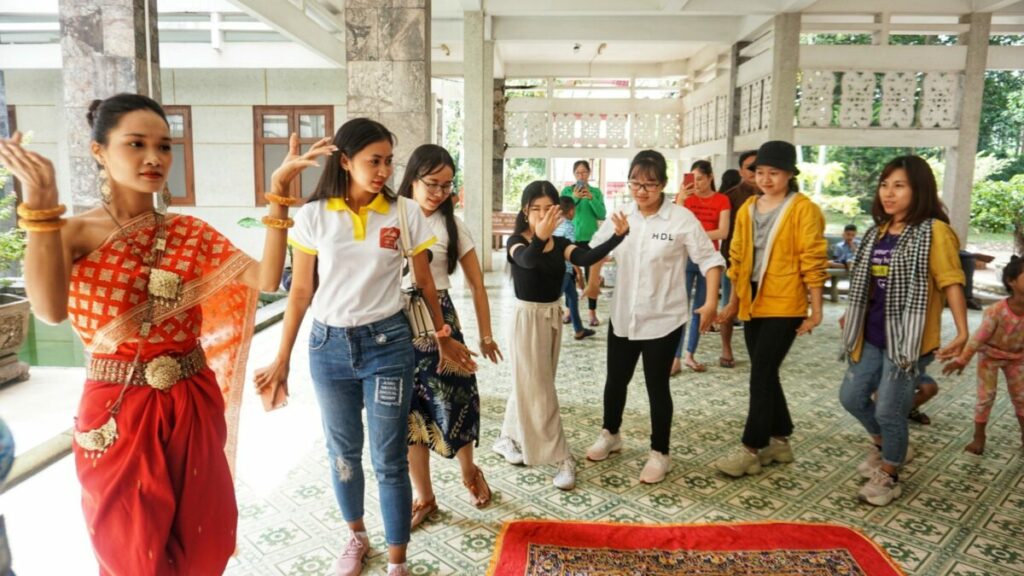 Thưởng thức nghệ thuật truyền thống.