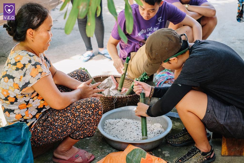 Trải nghiệm văn hóa cùng người dân địa phương khi tham gia trại hè