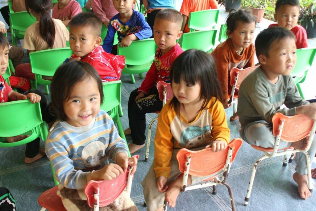 Các em rạng rỡ trong môi trường học tập an toàn và đầy đủ tiện nghi vừa được hoàn thiện.