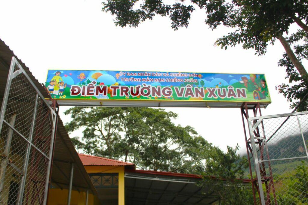 Cổng trường mới, sân chơi sạch sẽ và những món quà ý nghĩa mở ra không gian học tập hạnh phúc cho trẻ em vùng cao.