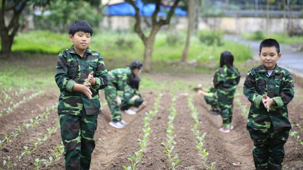 Trại hè quân đội là nơi trẻ được rèn luyện trong môi trường kỷ luật và nguyên tắc